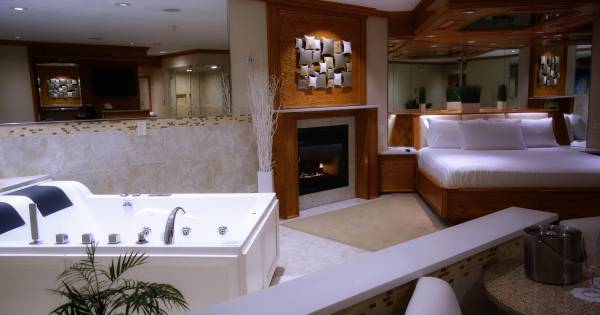 **Chicago's Soak-Worthy Stays: A Guide to Hotels with Jacuzzis for Ultimate Relaxation**