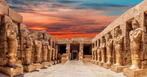 Stargazers Flock to Egypt for Unprecedented Comet Sighting